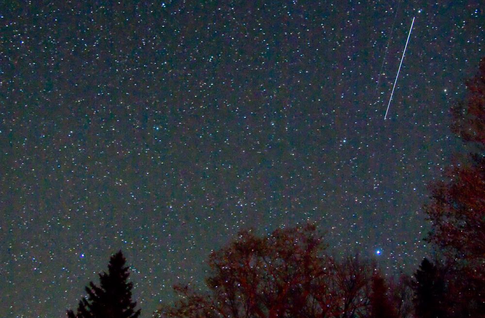 Arietid流星雨,山峰在白天期间,仍然可以产生一些美丽的流星早起。