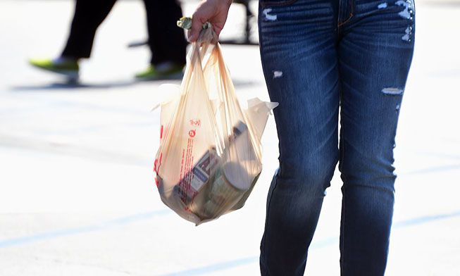 在加州蒙特利公园，一名妇女用塑料袋拎着她的杂货