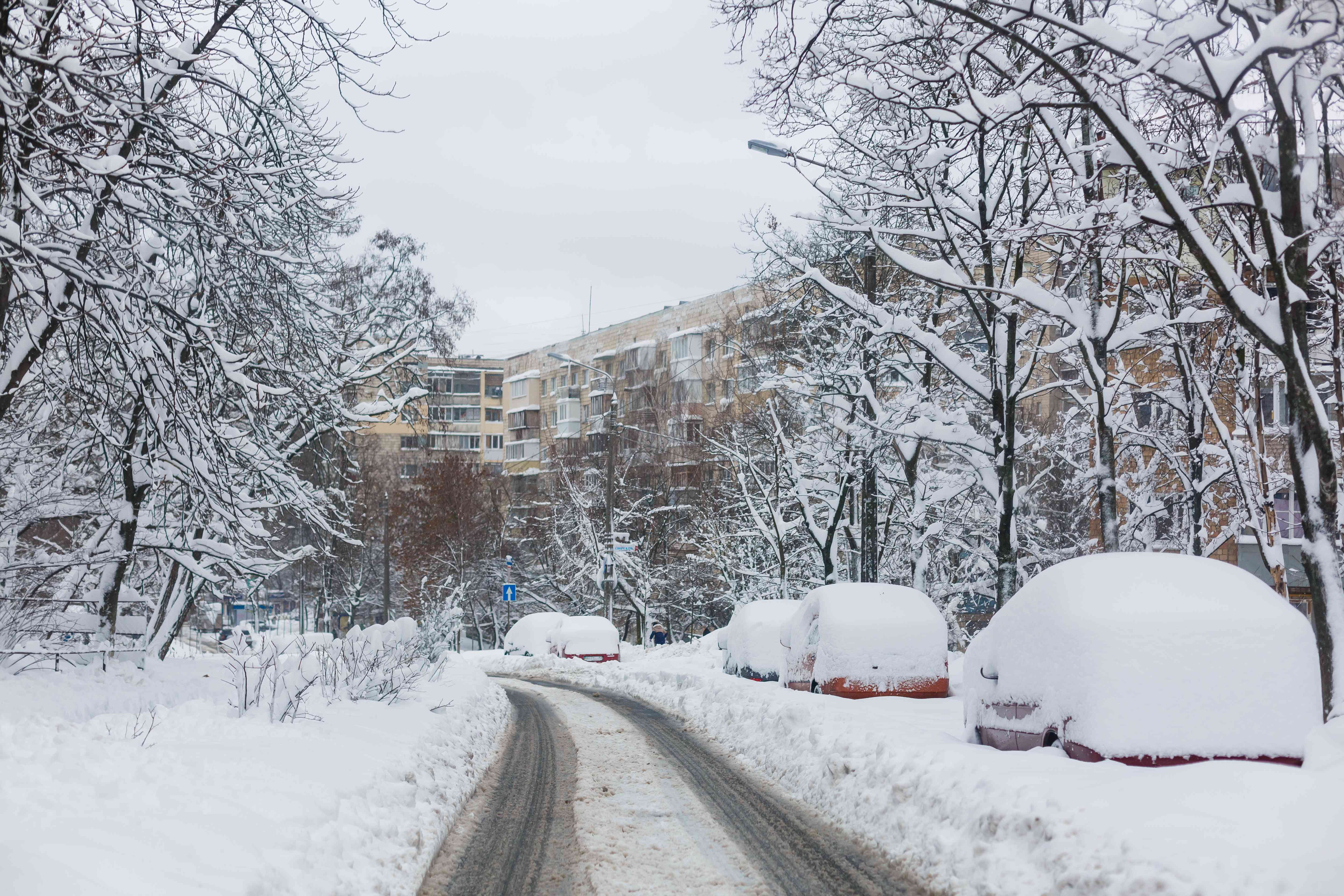 汽车城市街道上覆盖着雪