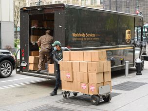 用UPS卡车装箱子
