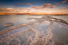 死海和它的盐矿。