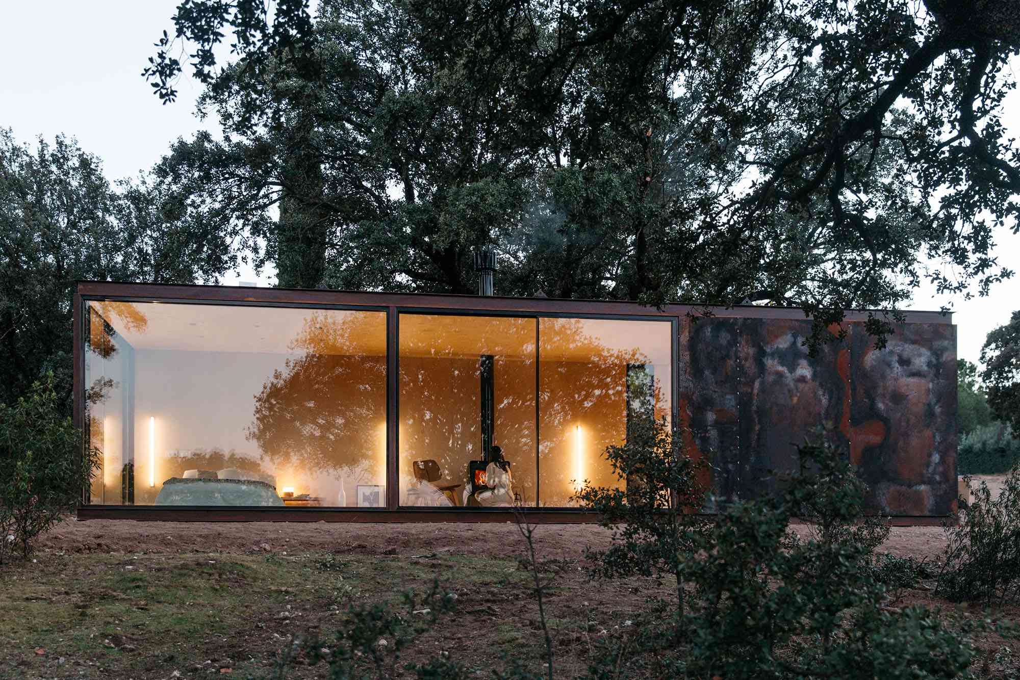 Tini M预制微型住宅由Delavegacanolasso玻璃立面