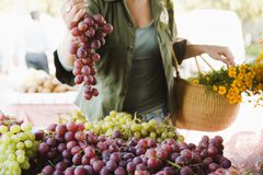 女人在农贸市场和葡萄