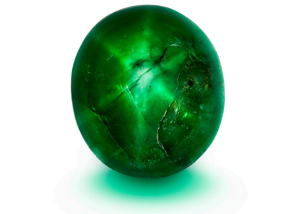 25.86克拉的“ Marcial de Gomar Star Emerald”被认为是世界上唯一的双面星际翡翠。