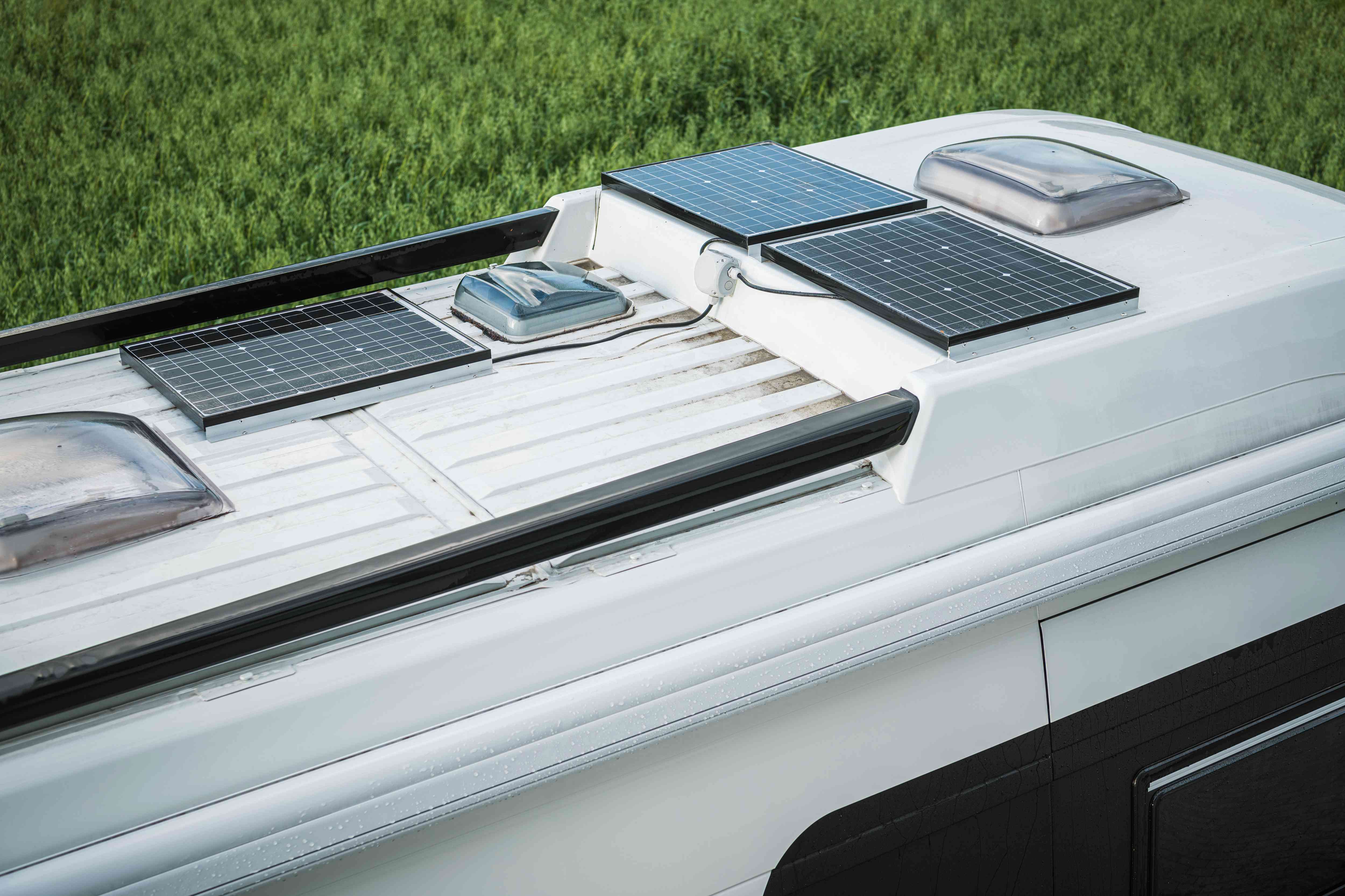 房车屋顶上的太阳能电池板。＂width=
