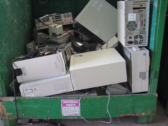 电脑电子垃圾放在绿色的垃圾箱里。