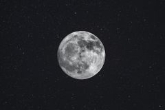 夜间月亮的照片，被星星包围