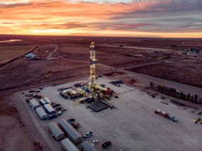 新墨西哥州太阳落山时，石油或天然气钻井平台的无人机视图