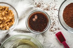 玻璃碗里配料的俯视图:红糖、咖啡渣和椰子油
