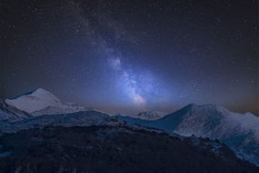 在斯诺登尼亚国家公园的雪山上，充满活力的银河