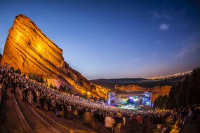 日落，明亮的蓝色天空后面的舞台，观众，红色岩石在红岩阿米普剧院