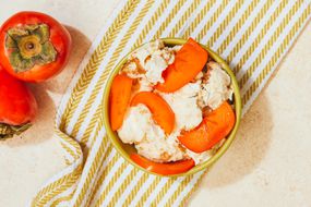自创DIY香草冰淇淋冠上镶嵌着镶边餐巾上的切片柿子果实