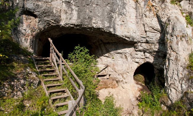入口的丹尼索瓦洞穴里
