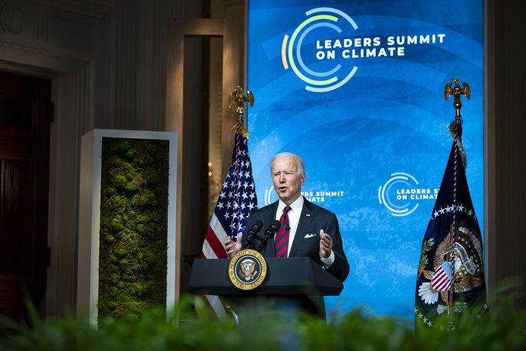 Joe Biden总统在地球日的2021年领导人峰会上盖住了地球的开幕词“class=