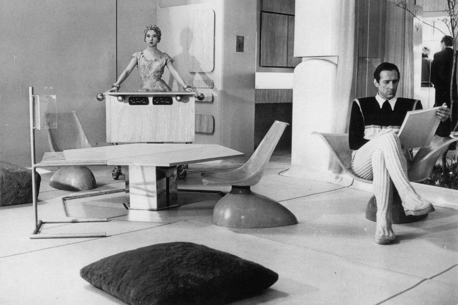黑白照片，一个男人和女人在一个房间里，有棱角分明的未来主义家具