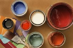 采购产品用于家庭装饰和改进的油漆罐，刷子，色板
