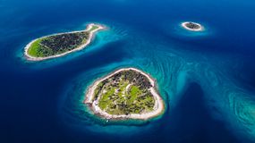 Brijuni国家公园的鱼形的加兹岛和两个较小的岛屿“width=