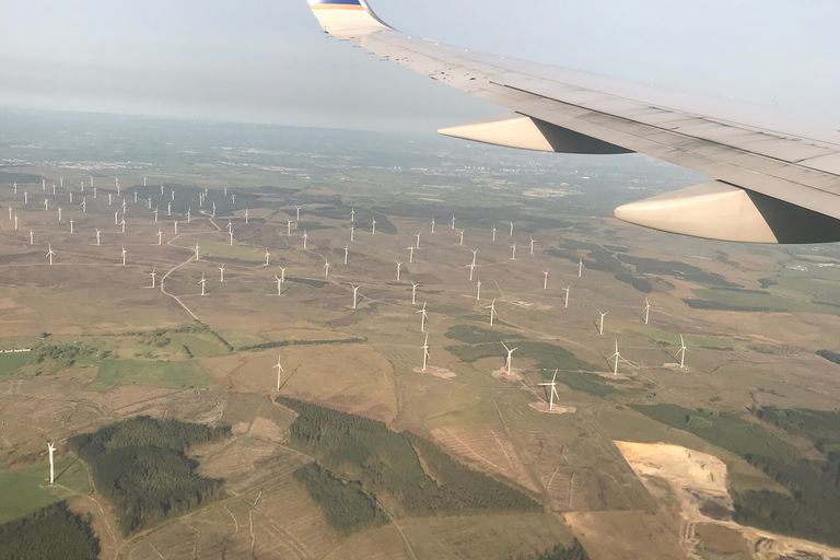 飞越苏格兰风电场上空