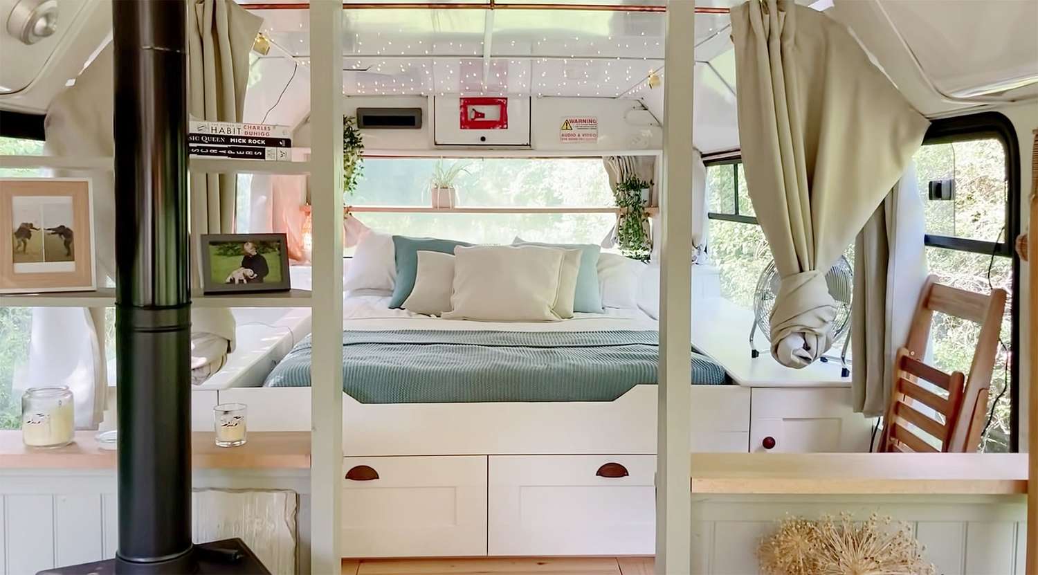 农舍风格的小房子公共汽车转换卧室