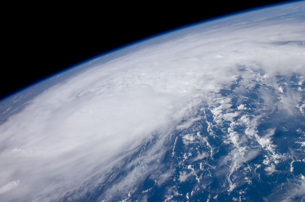 飓风艾琳从ISS看到