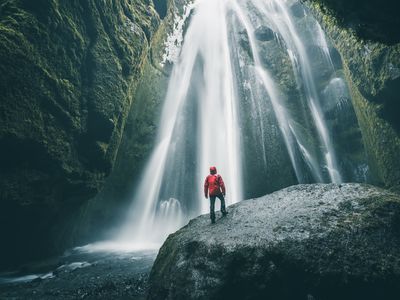 旅游在一个岩石欣赏Gljufrabui瀑布,冰岛