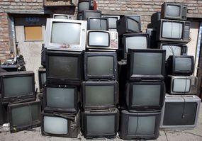 在中国，旧电视机等待回收＂width=
