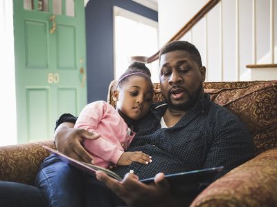 父亲和女儿读一本书