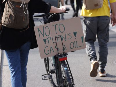 2022年3月25日，作为全球气候罢工的一部分，“未来气候行动周五”运动的支持者在德国柏林游行，其中一人举着一个标语，上面写着:“向普京的天然气和石油说不!”该运动呼吁特别关注目前俄罗斯在乌克兰的战争，警告说这场战争分散了世界领导人实现气候目标的注意力，并强调有必要在全球范围内更快地减少对化石燃料的依赖。