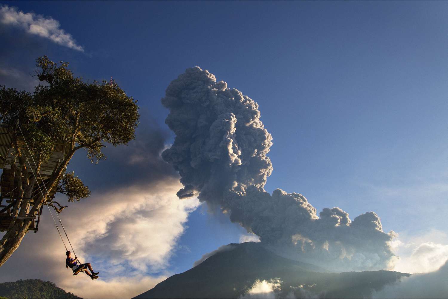 通古拉瓦火山爆发时，人们在摇摆