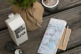 一盒盒装水最好放在一张地图上的野餐桌上。＂width=
