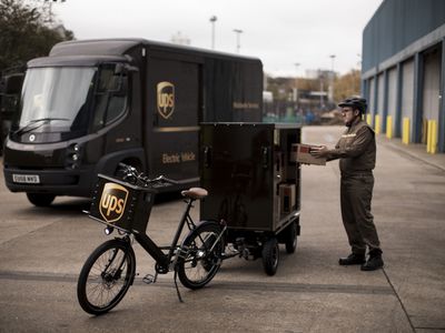 UPS司机使用电动自行车送货