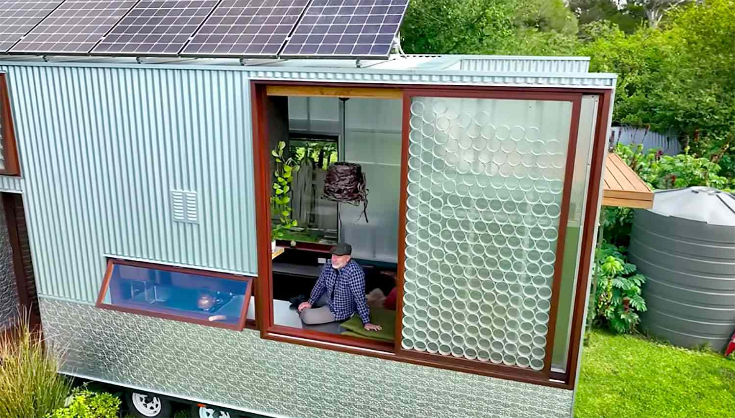 建筑师和家庭建立两个小房子的窗口