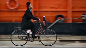 女人骑着一辆装有semcon发动机的自行车