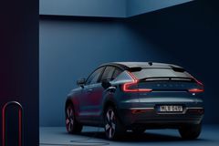 在昏暗的空间中插入的2022 Volvo C40充电电SUV的图像。