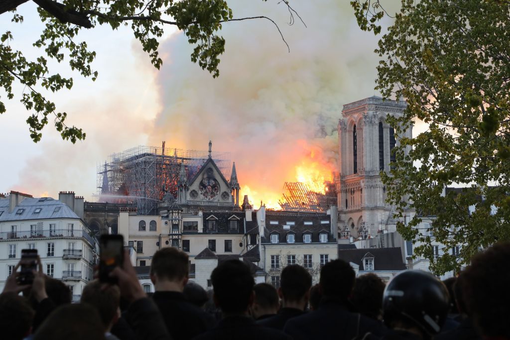 巴黎的旁观者与世界各地的人们分享了火灾的早期图像。