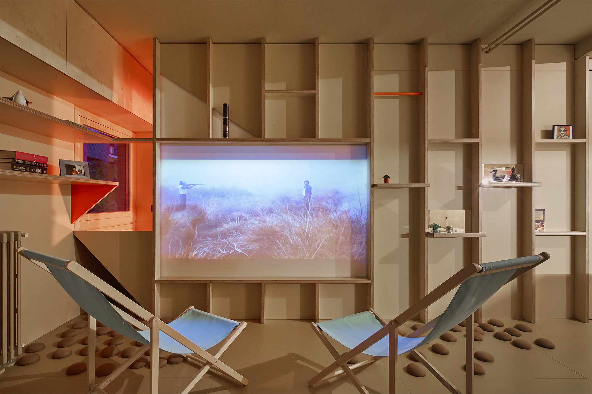 小型公寓改造马德里Husos建筑事务所的滑动门作为投影屏幕