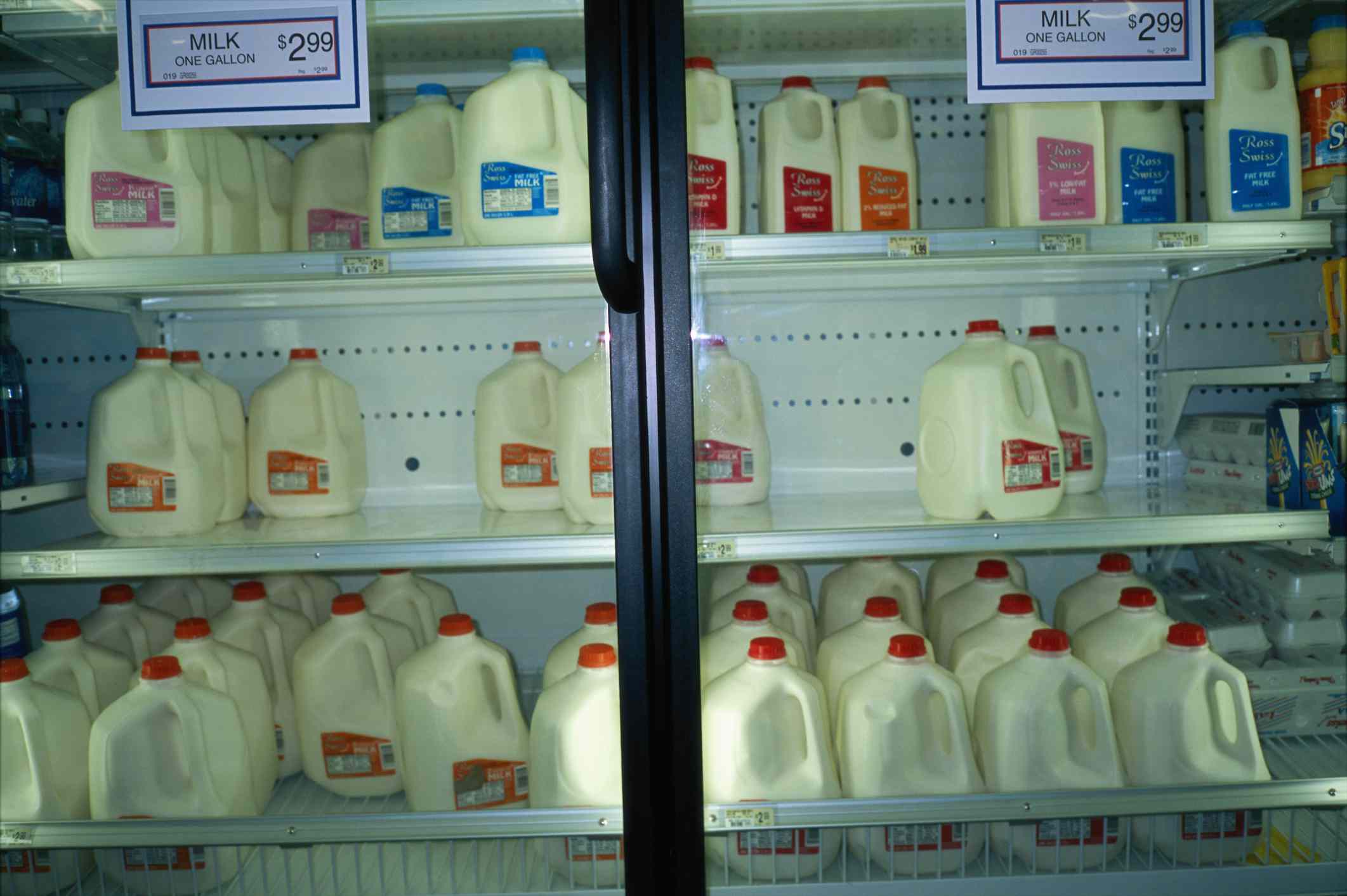 冰箱里的牛奶罐，商店的招牌。