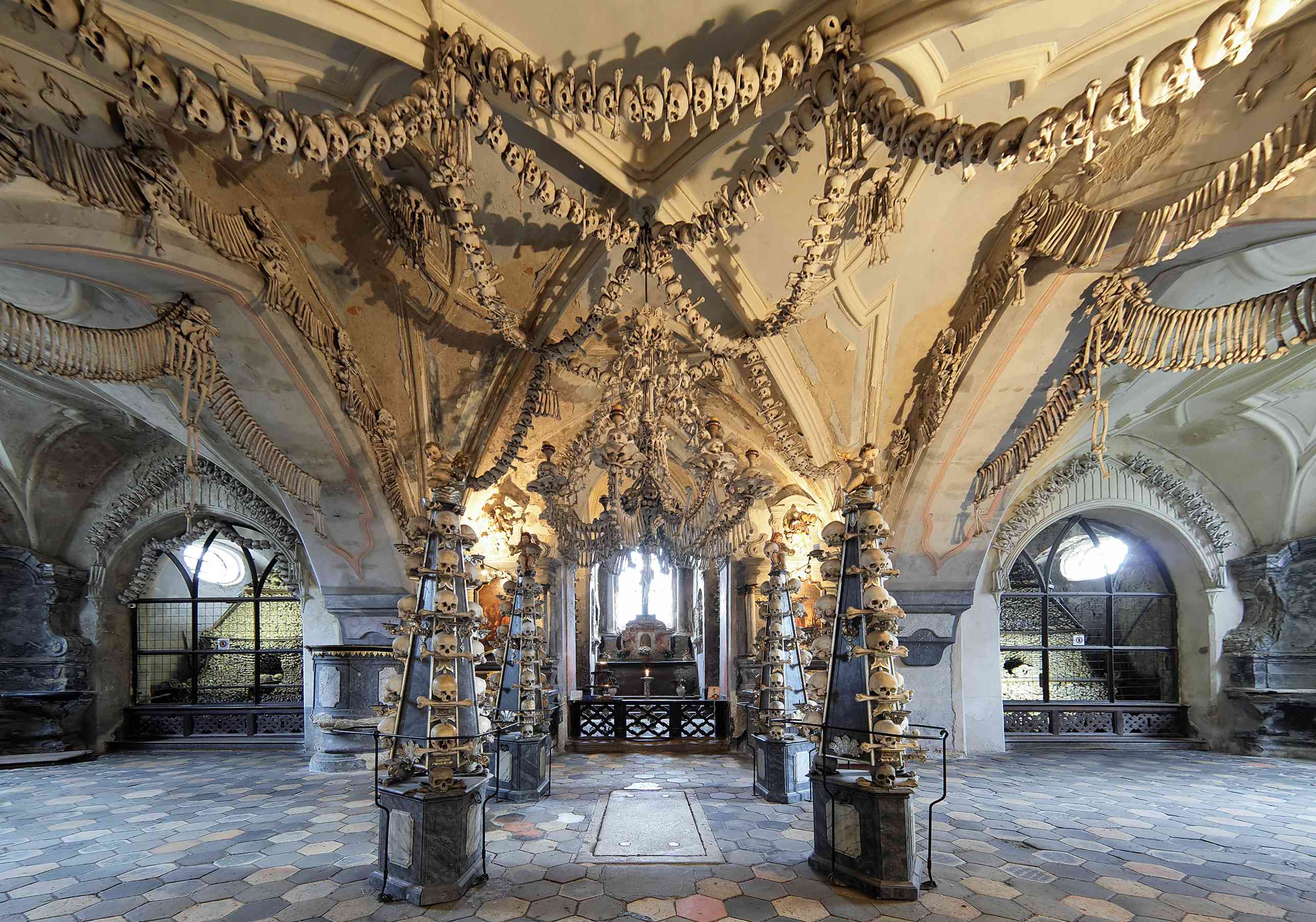 骨骼和头骨精心装饰的天花板人骨在捷克共和国