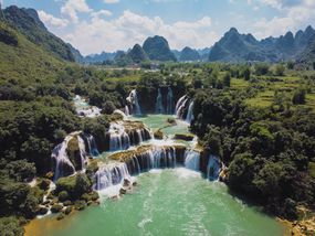 多层次禁止Gioc-Detian瀑布周围郁郁葱葱的,绿色的风景和瀑布流入清晰,绿色的水