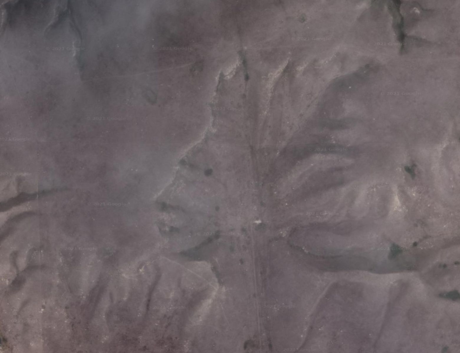 谷歌荒地守护者的地球视图，由侵蚀造成的自然形成，看起来像一个戴着传统原住民头饰的人头