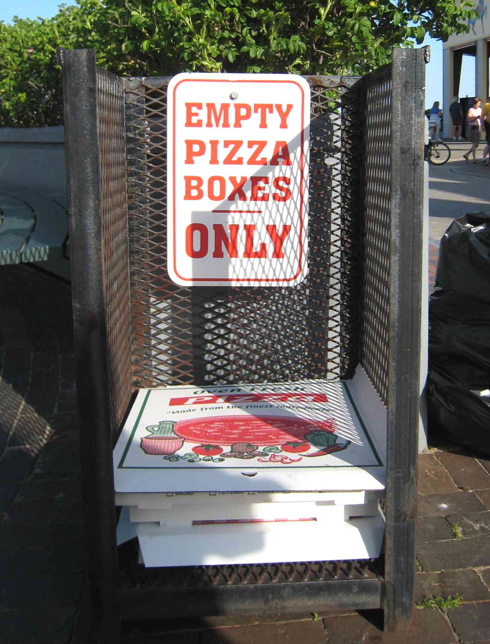 一个装披萨盒的金属板条箱回来了，上面写着“只有空的披萨盒”