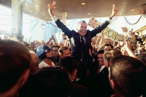 理查德·尼克松和他的支持者一起庆祝＂width=