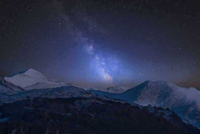 活跃的银河雪山上流下来的斯诺登尼亚国家公园”class=