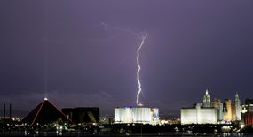 闪电在内华达州拉斯维加斯市中心后面闪过。