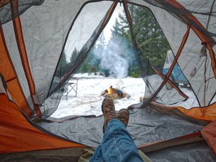 冬季在冬天在帐篷里露营的人的内部景观