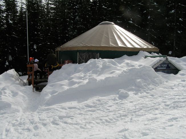 被雪包围的蒙古包