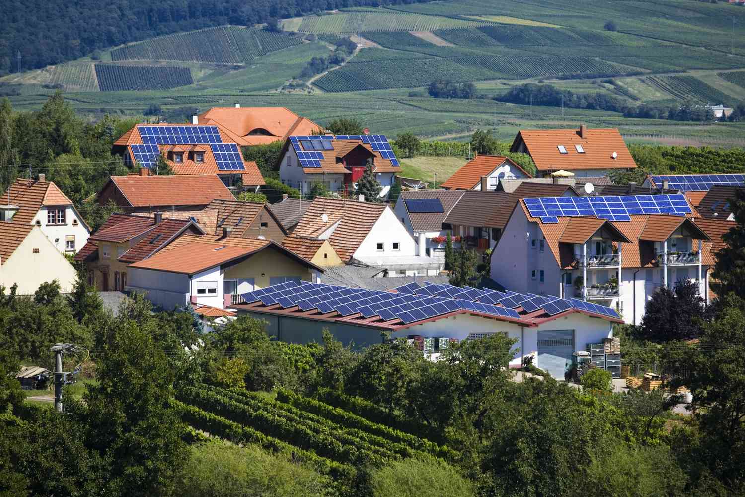 有太阳能电池板的村庄。