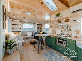 Kay Tiny House by Mitchcraft微型房屋内部“width=