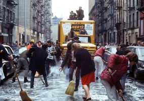 1970年，大学生在历史性的第一次地球日抗议活动中打扫纽约市的街道