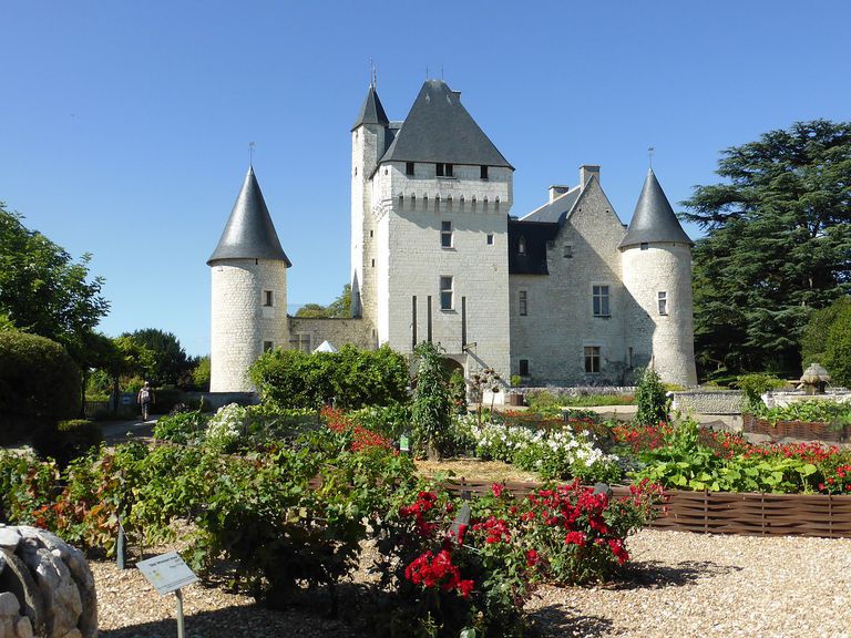 童话般的Château杜里沃，前景是花园